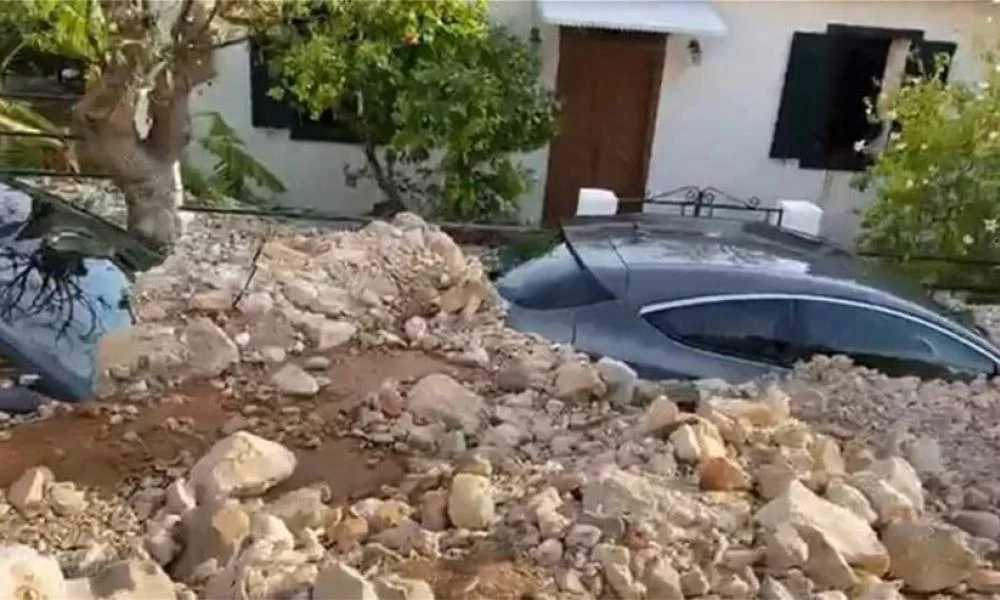Ιανός - Κεφαλονιά: Βουνό από πέτρες σκέπασε τα αυτοκίνητα - Εικόνες